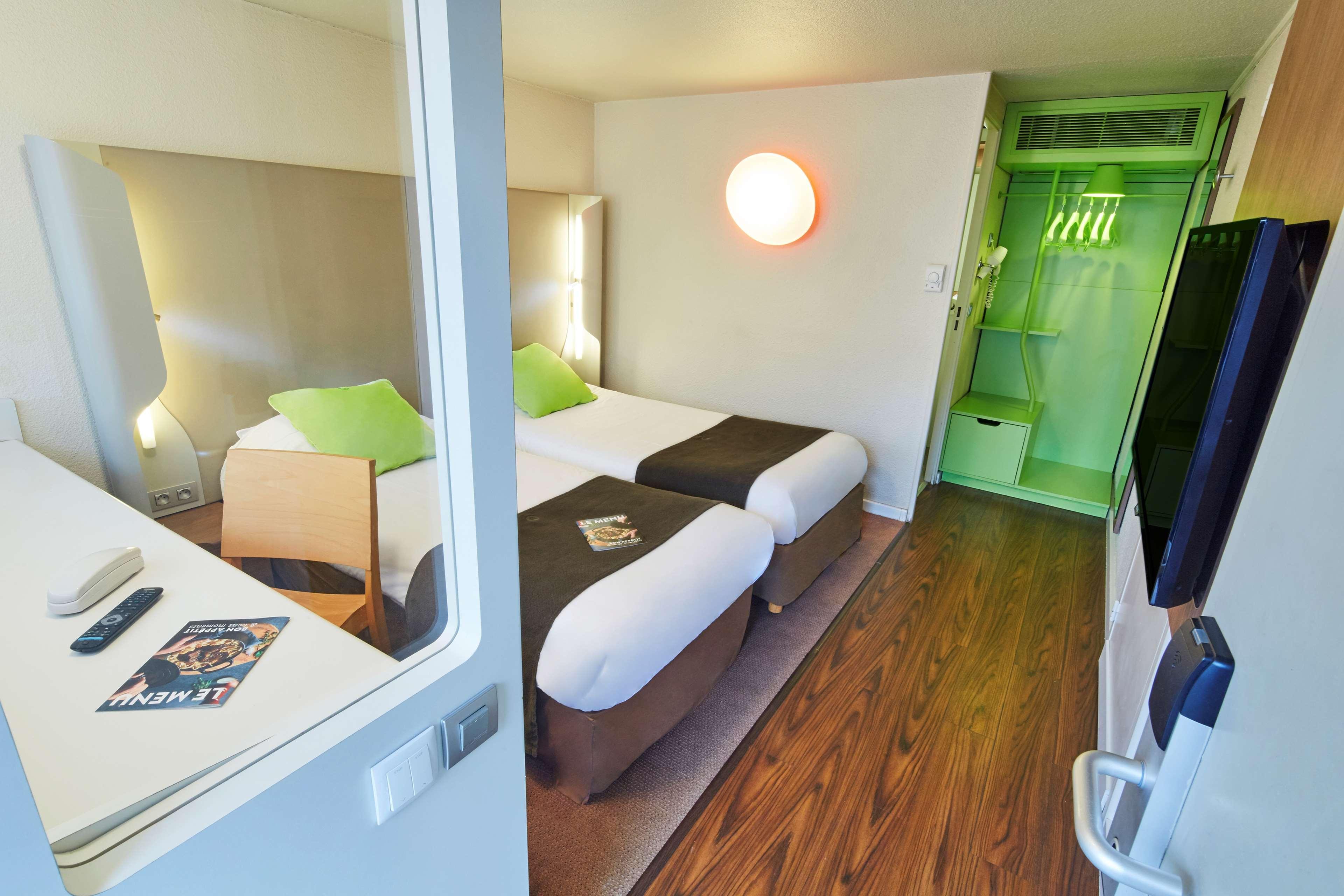 Hotel Campanile Épône Esterno foto