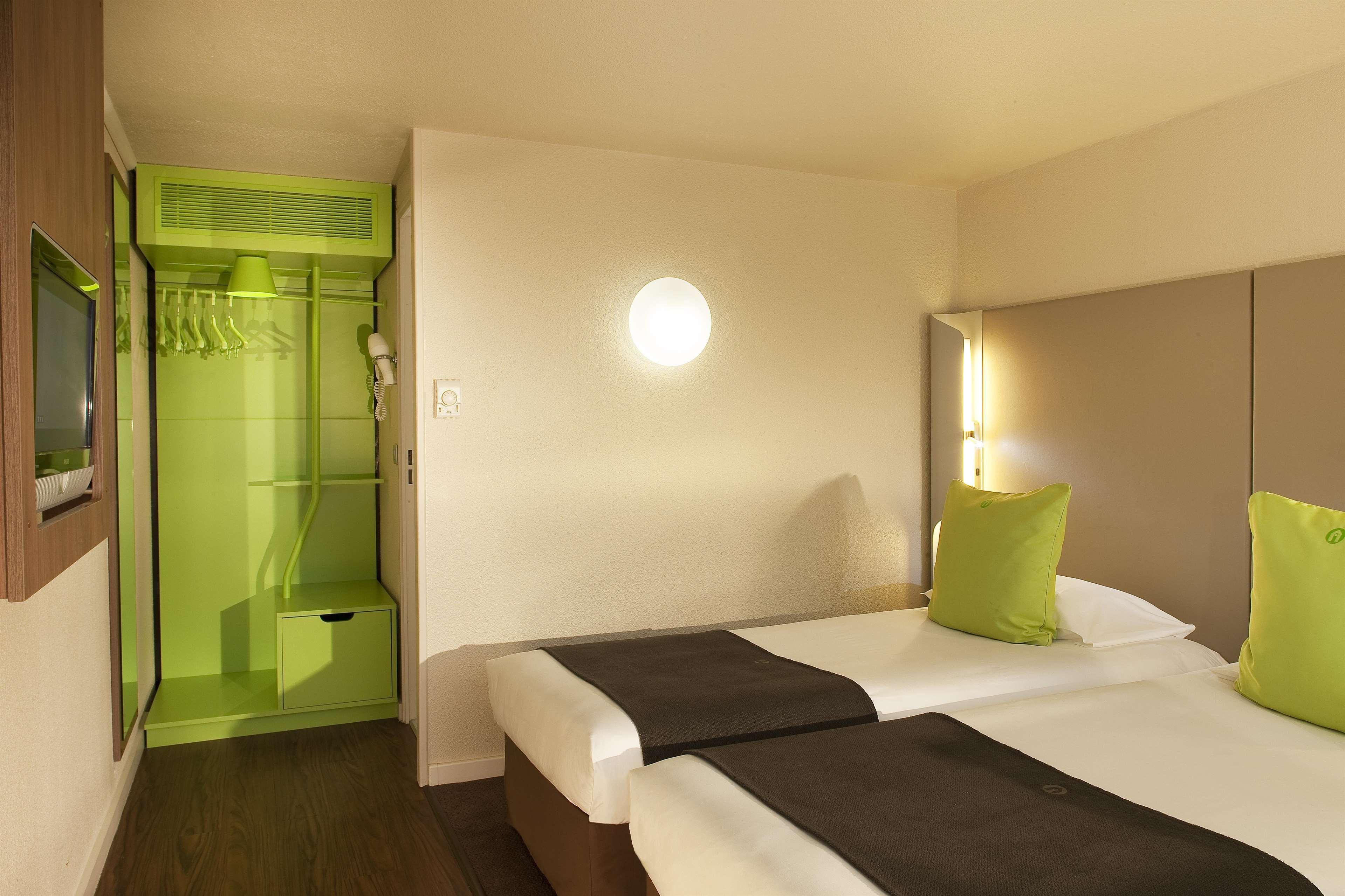 Hotel Campanile Épône Esterno foto