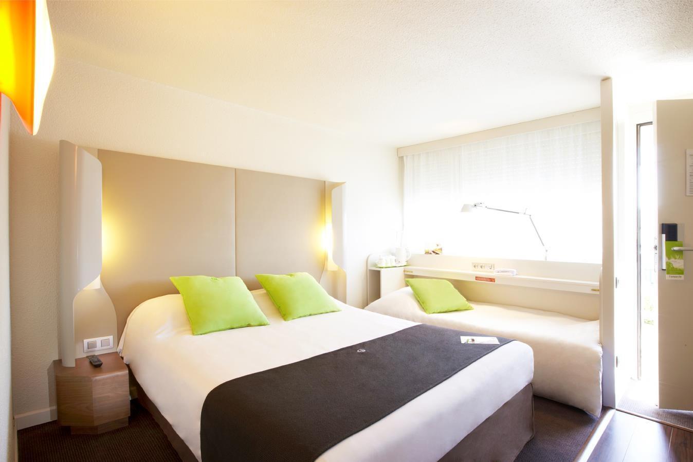 Hotel Campanile Épône Esterno foto