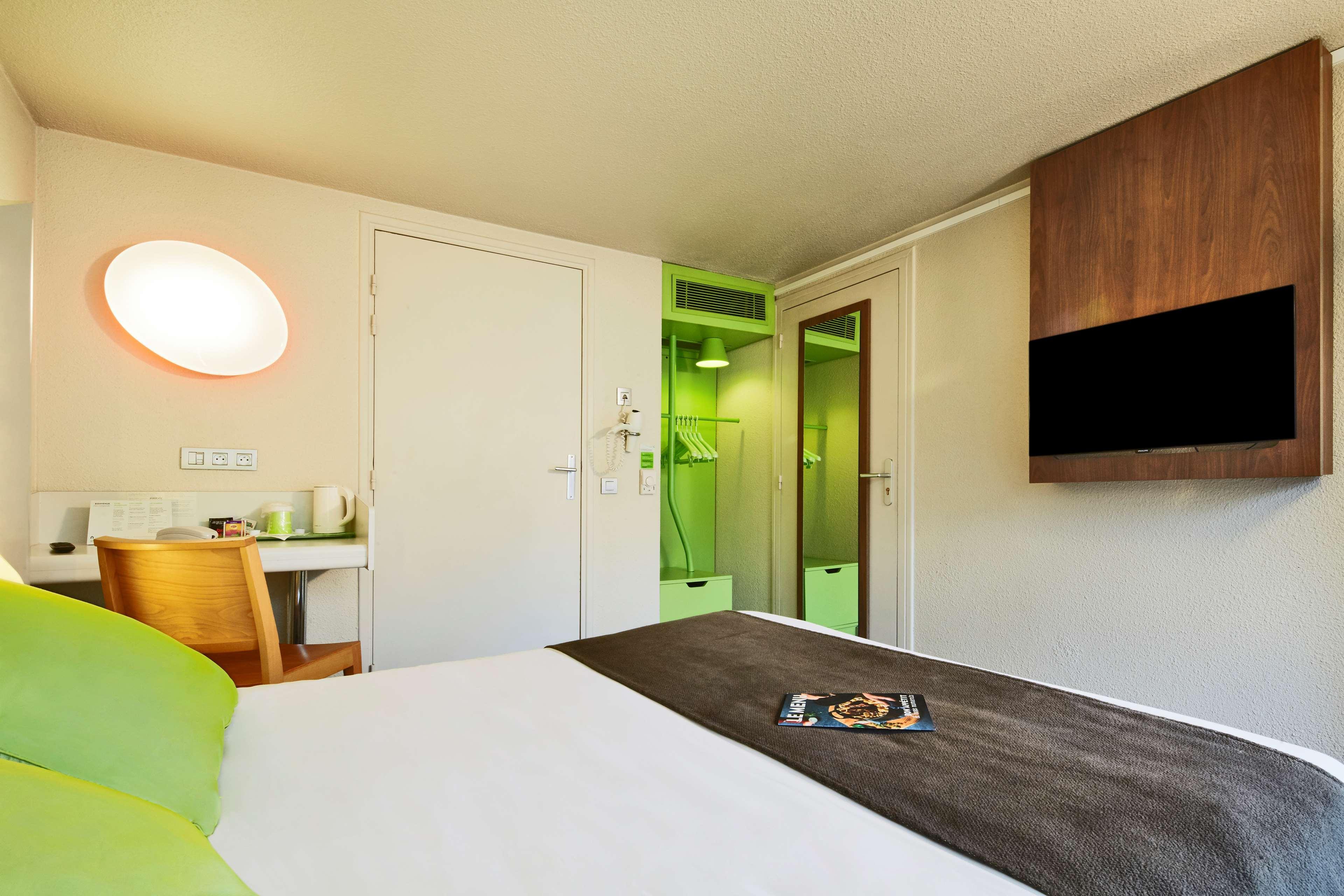 Hotel Campanile Épône Esterno foto