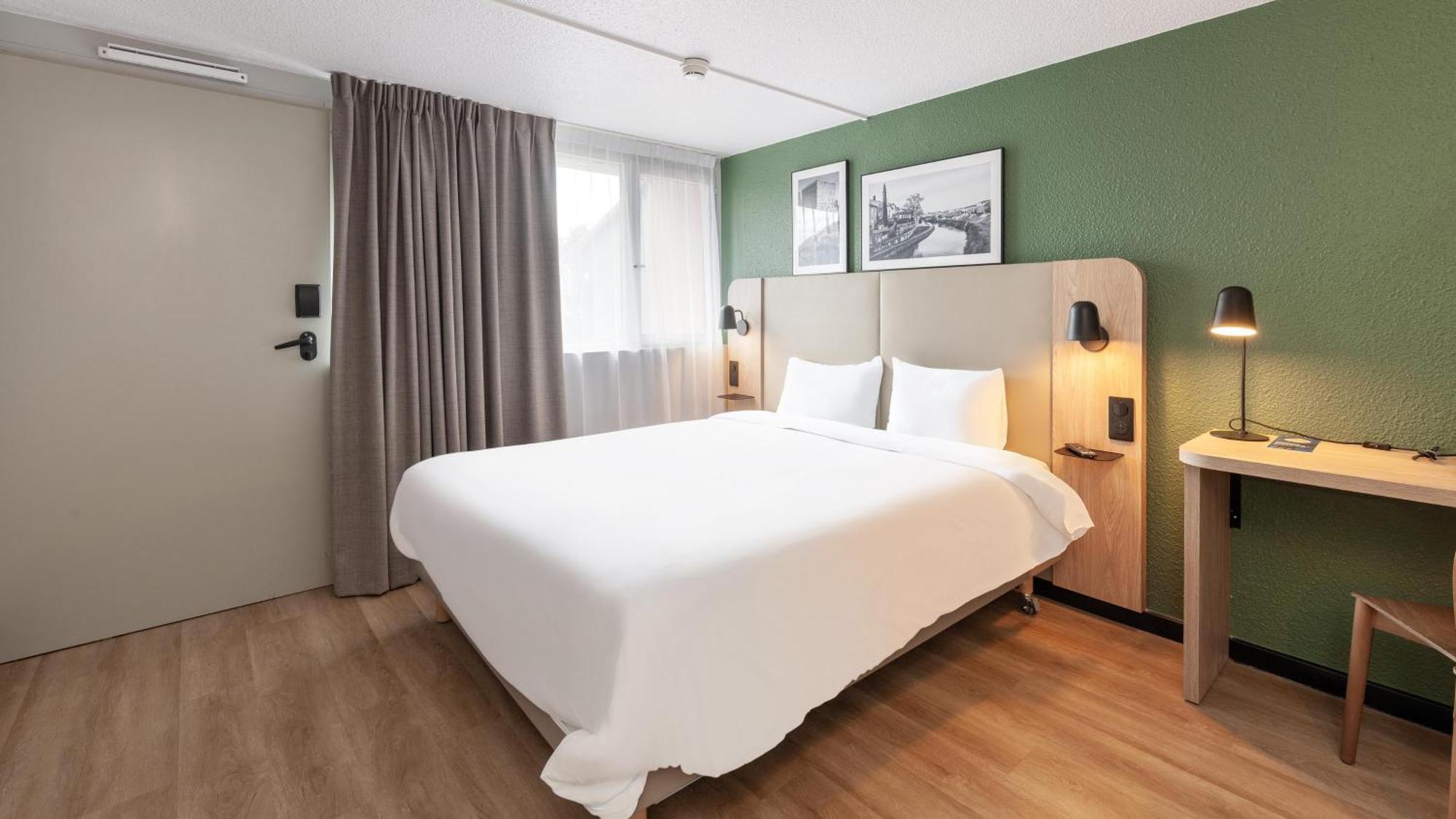 Hotel Campanile Épône Esterno foto