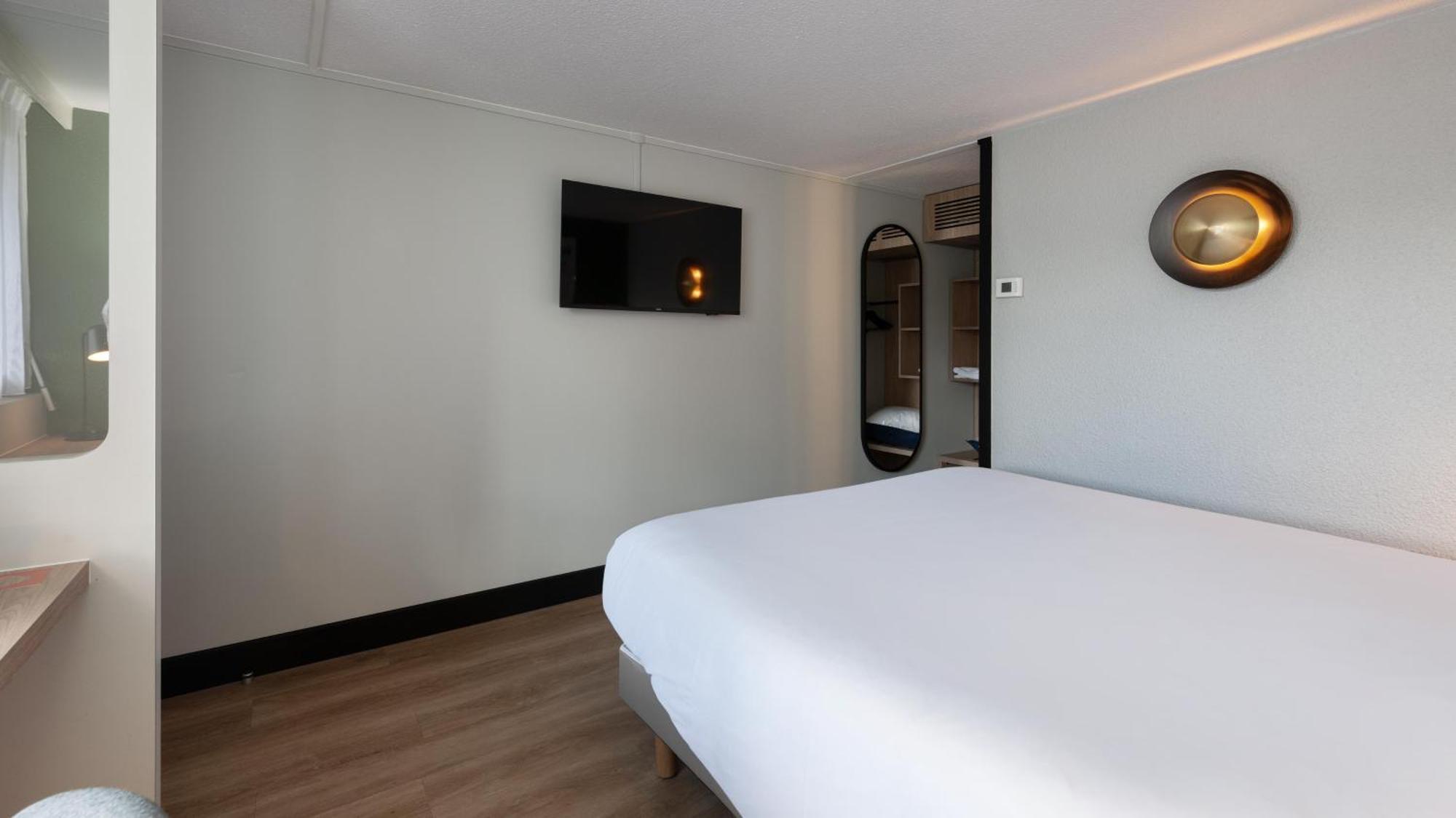 Hotel Campanile Épône Esterno foto