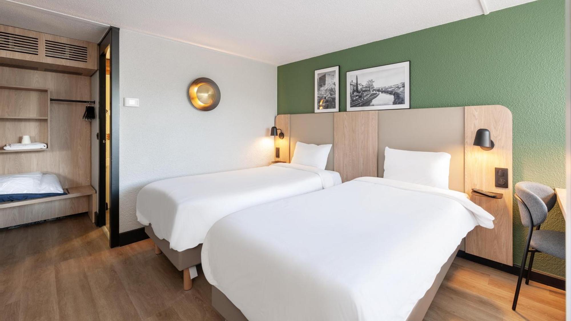 Hotel Campanile Épône Esterno foto
