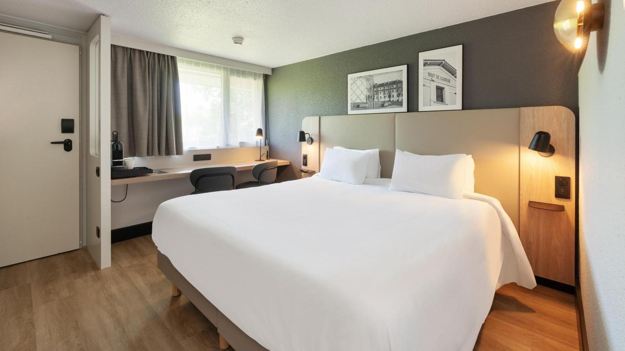 Hotel Campanile Épône Esterno foto