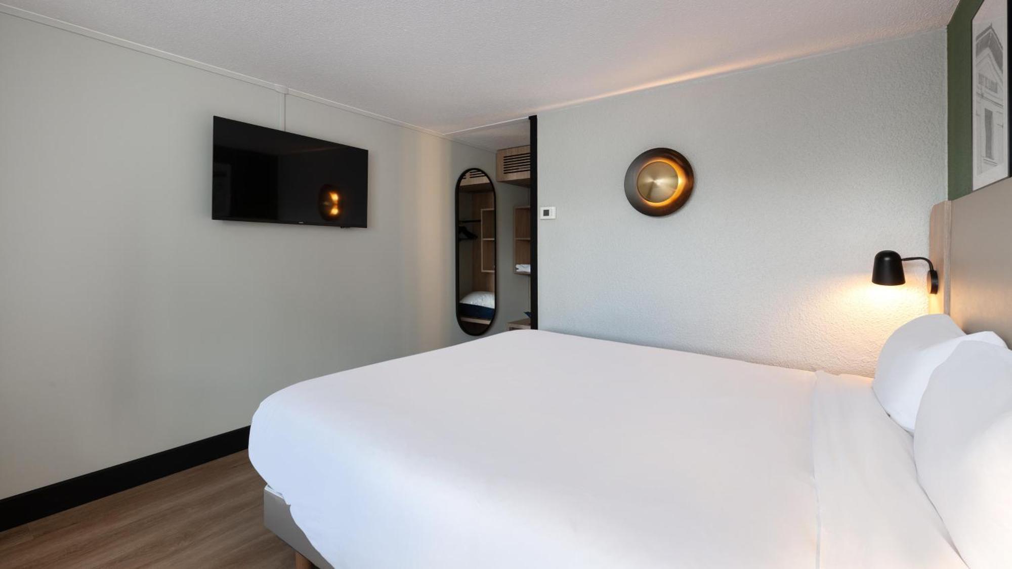 Hotel Campanile Épône Esterno foto