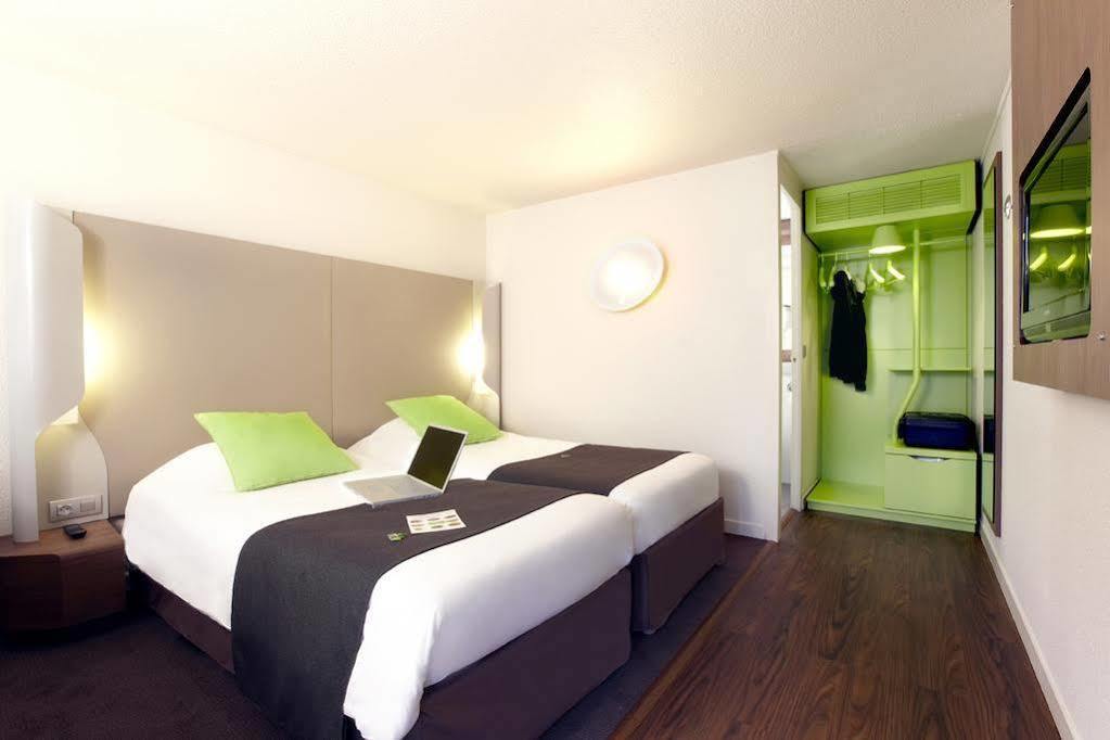 Hotel Campanile Épône Esterno foto